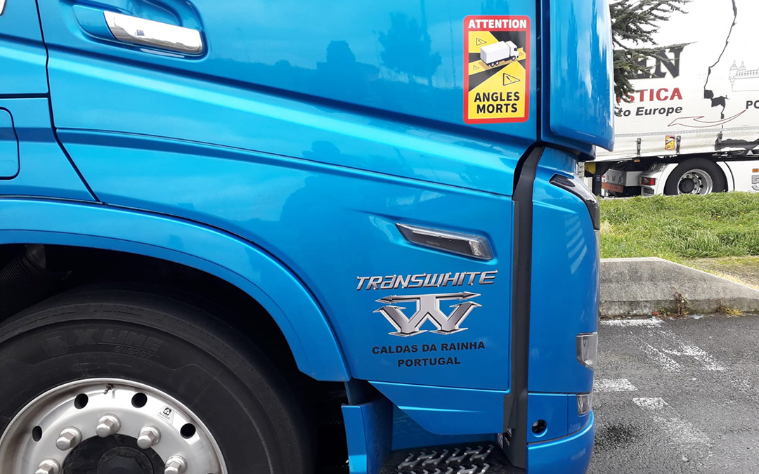 Este camionero portugués ha resuelto el problema de las pegatinas de advertencia de "angles morts" en Francia exactamente igual que yo. Foto: Ronny Nittmann