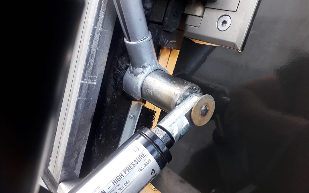 El mecanismo de amortiguación del soporte de la puerta abatible está estropeado. El taller especializado de Hannover tiene que ponerse manos a la obra... Foto: Ronny Nittmann